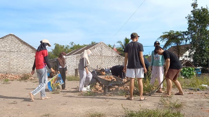 Kerja Bakti Plus, Sebuah Aksi Lingkungan Mahasiswa KKN UMD 275 Bersama Warga Dusun Krajan Dalam Menyambut HUT RI Ke-77